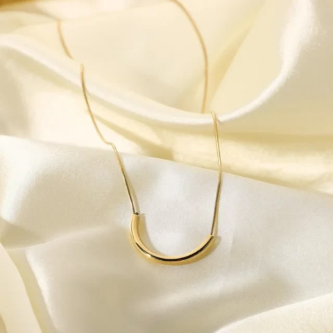 Golden Curved Bar Pendant Necklace – Minimal Smile Necklace for Women